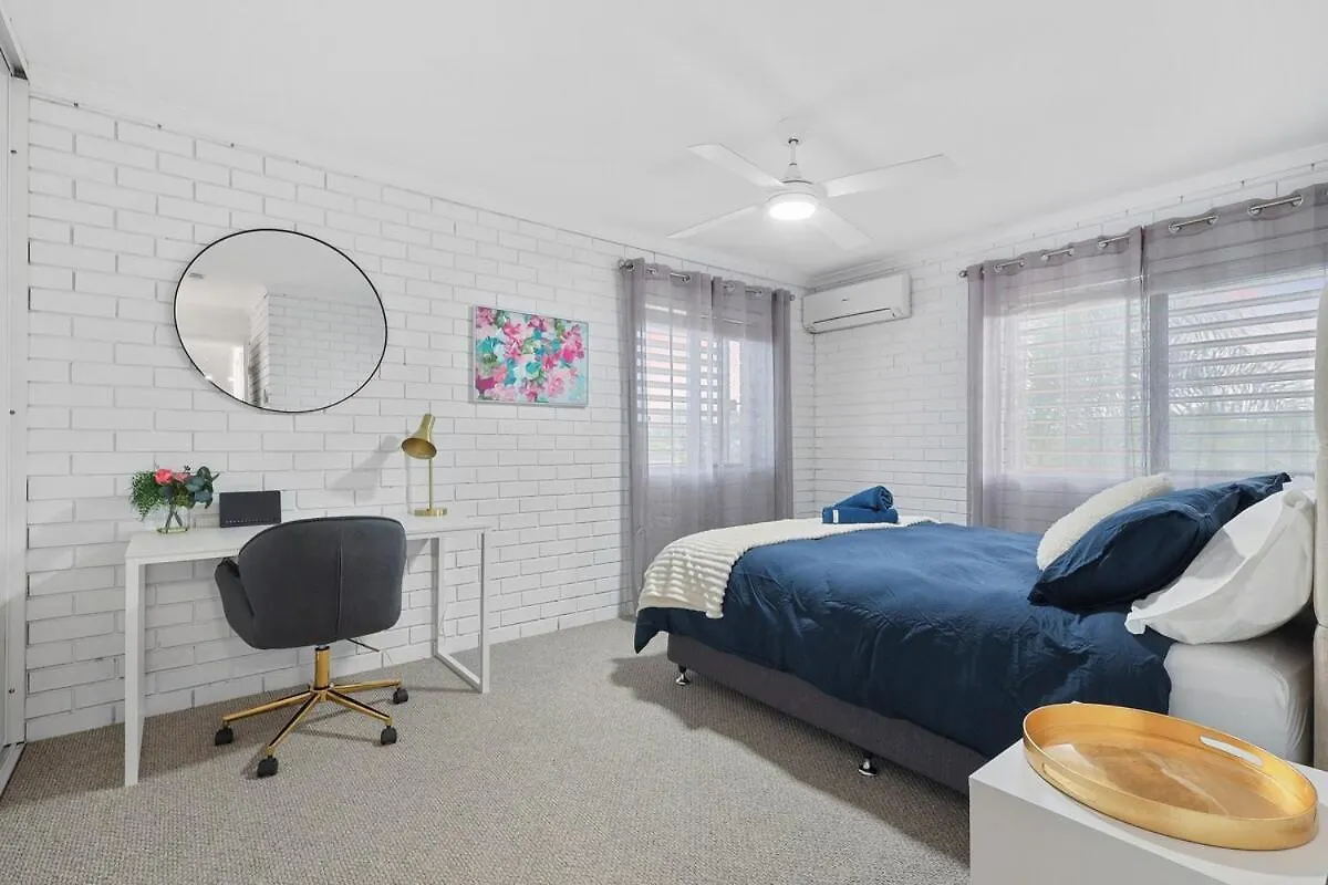Two Bedroom River View Unit With Pool 마루치도르